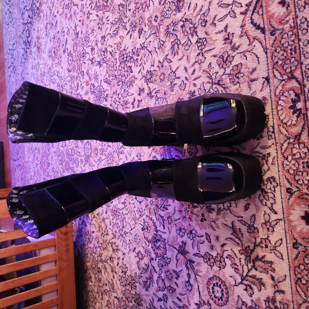 Lambda boots, never worn Size 8